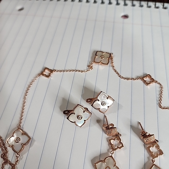 Mother of Pearl Flower Necklace and Sterling Silver and 2 pair of earrings set - Picture 4 of 7